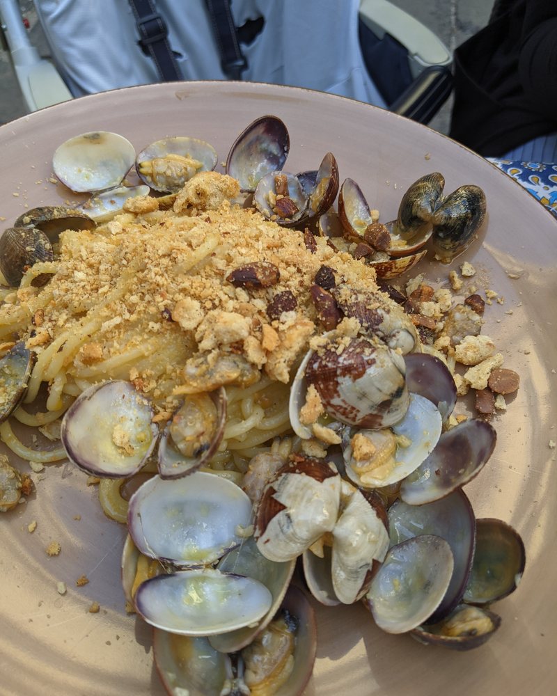Spaghetti alle vongole at a southern Italian table